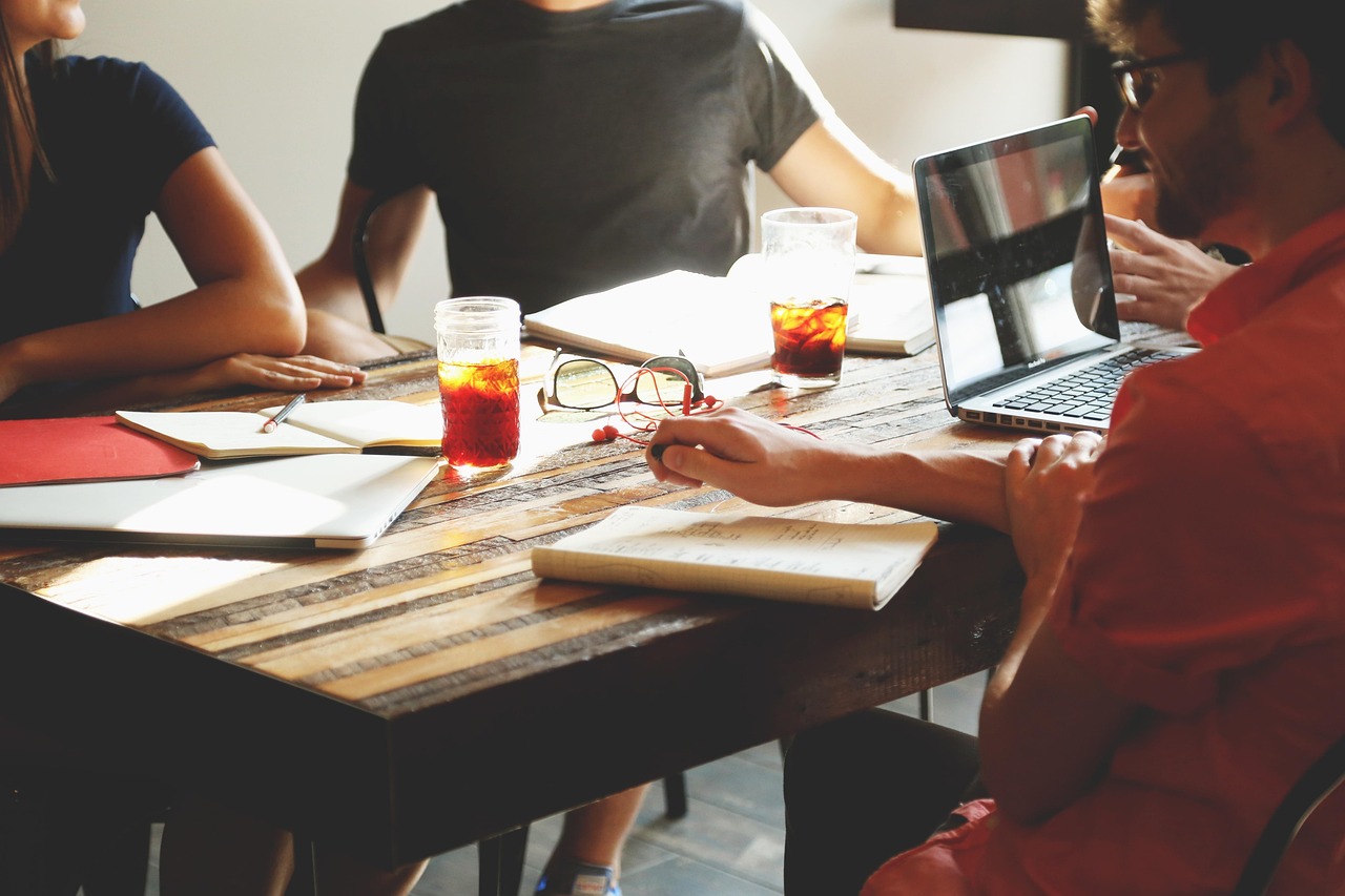 découvrez comment organiser une rétrospective de projet efficace pour analyser les succès, identifier les améliorations et renforcer la collaboration au sein de votre équipe.